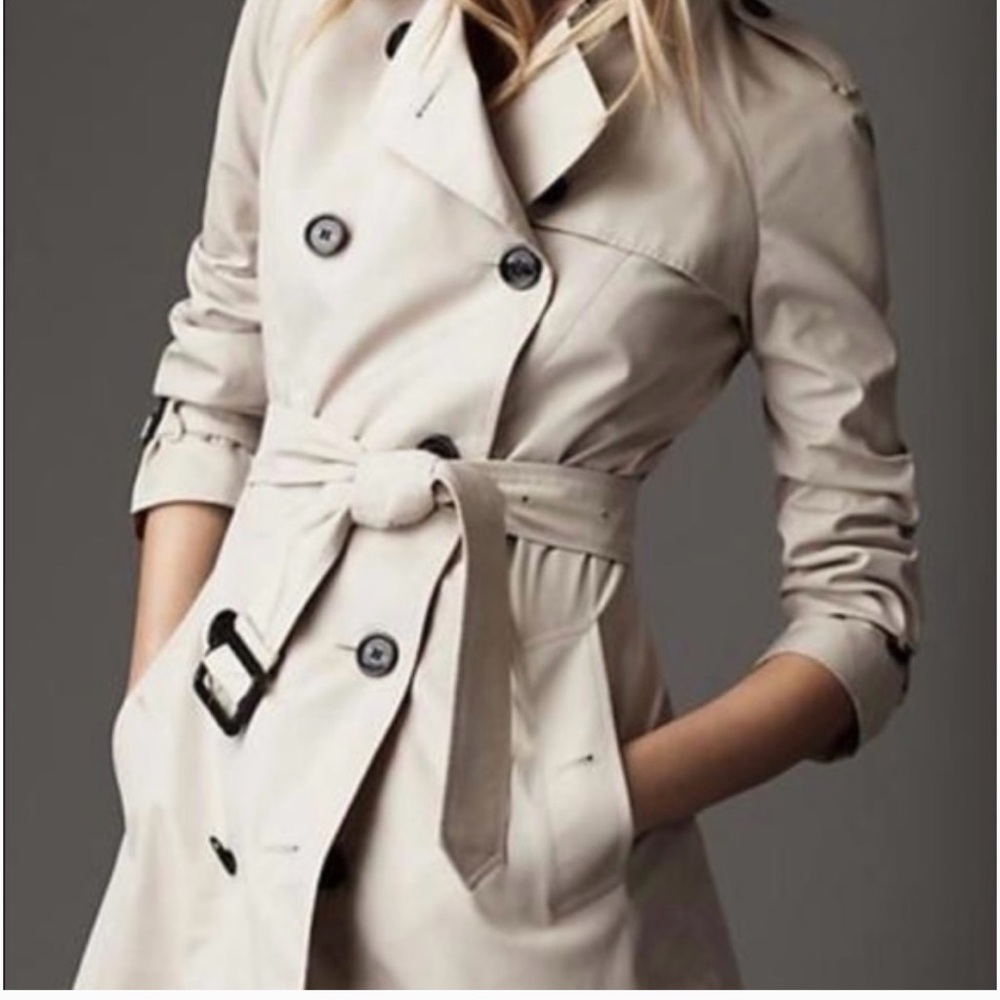 NWT Burberry Harbourne trench coat in stone color.